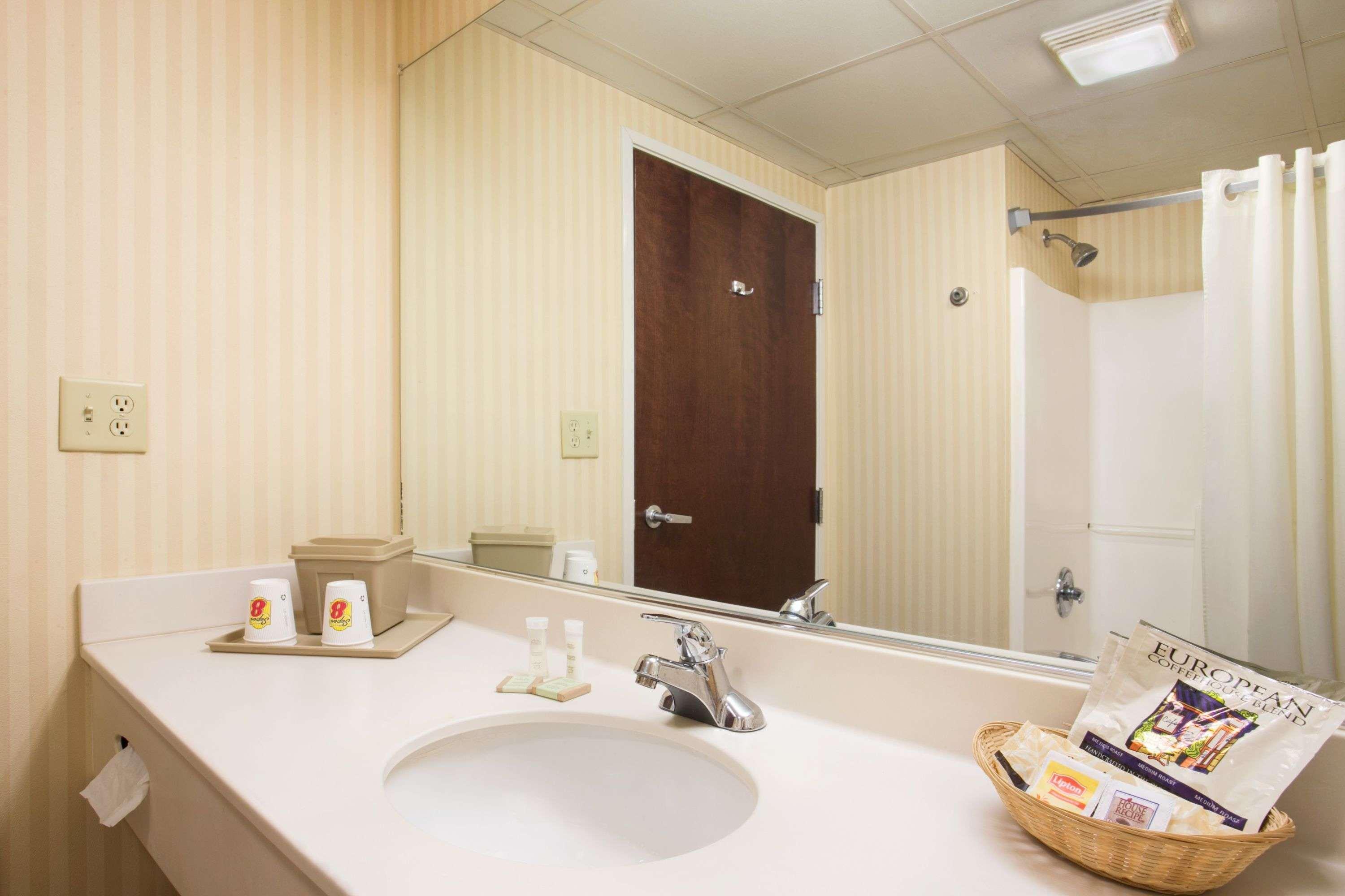 Super 8 By Wyndham Grayville Exterior photo